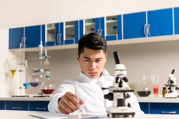 Técnico de laboratorio trabajando en laboratorio - foto de stock