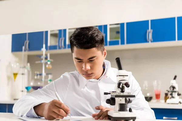 Cientista preocupado em laboratório — Fotografia de Stock