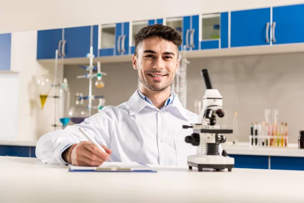 Técnico que trabalha em laboratório — Fotografia de Stock