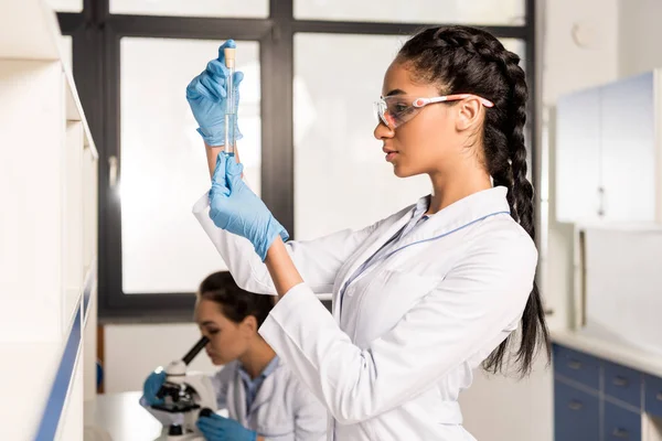 Jeune scientifique en laboratoire — Photo de stock