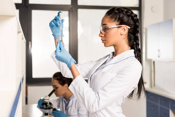 Junge Wissenschaftlerin im Labor — Stockfoto