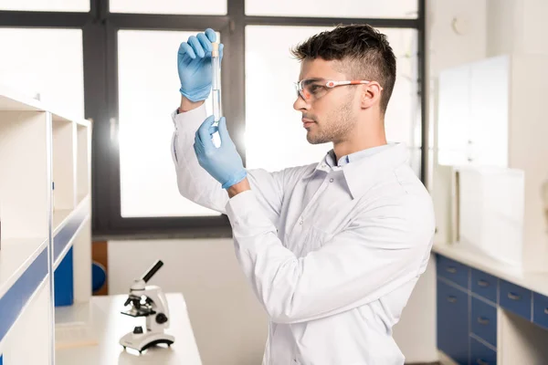 Jovem cientista em laboratório — Fotografia de Stock