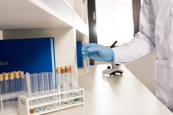 Cientista segurando tubo de ensaio — Fotografia de Stock