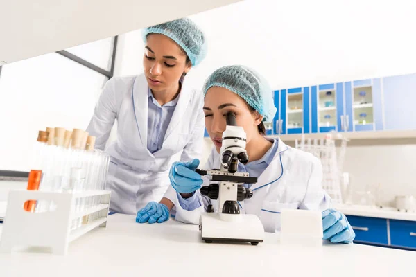 Científicos que trabajan con microscopio — Stock Photo