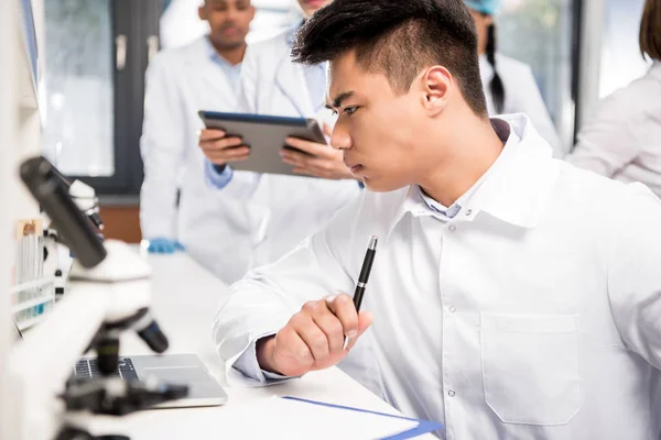 Scienziato utilizzando laptop — Foto stock