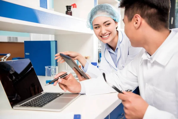 Científicos trabajando en laboratorio - foto de stock