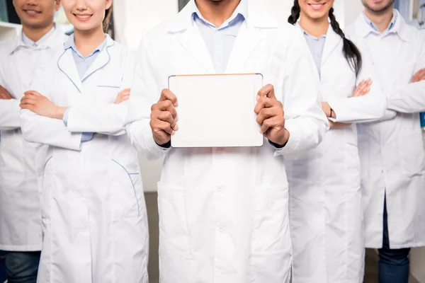 Équipe de médecins avec carte blanche — Photo de stock