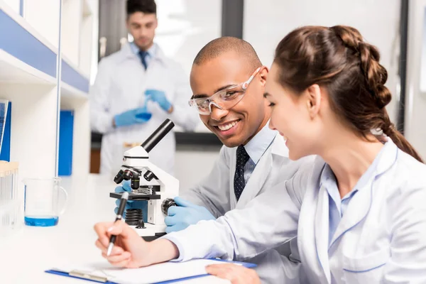 Científicos trabajando en laboratorio — Stock Photo