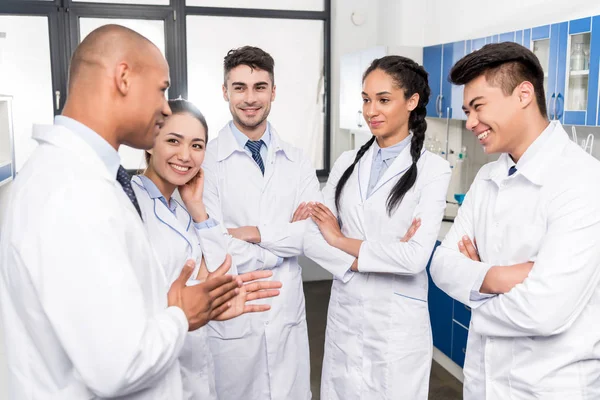 Jeunes médecins discutant du travail — Photo de stock