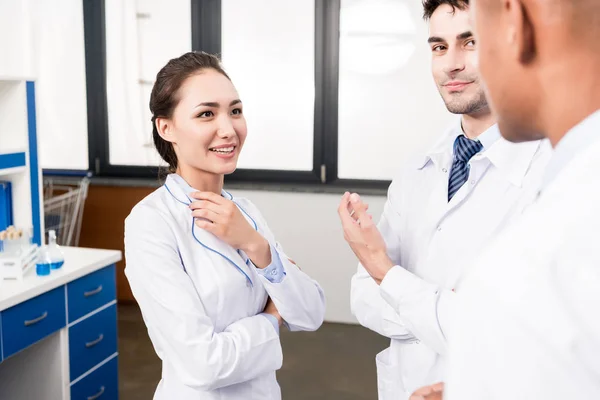 Doctors discussing work in laboratory — Stock Photo