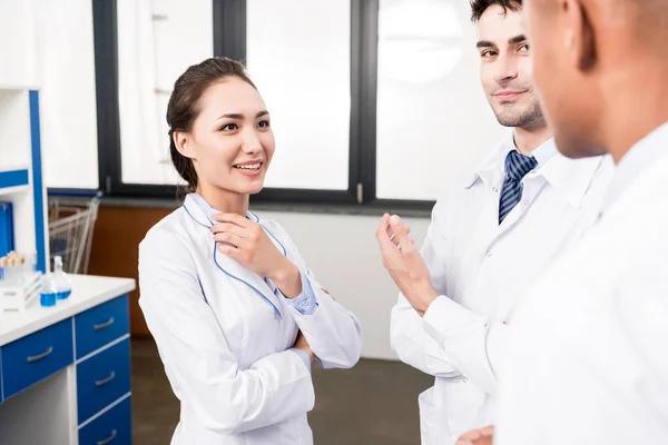 Doctores discutiendo trabajo en laboratorio - foto de stock