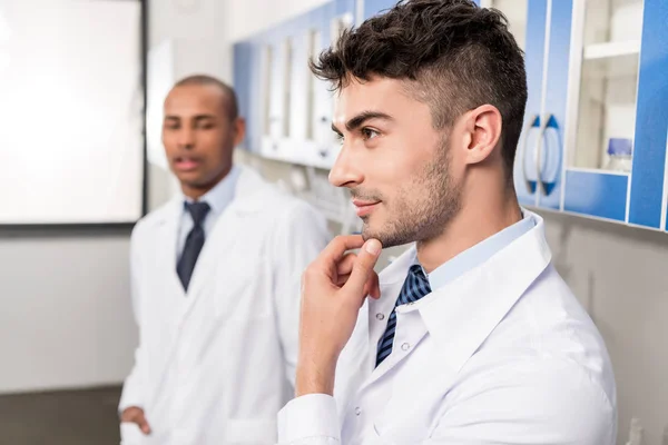 Trabajador médico guapo en bata de laboratorio - foto de stock