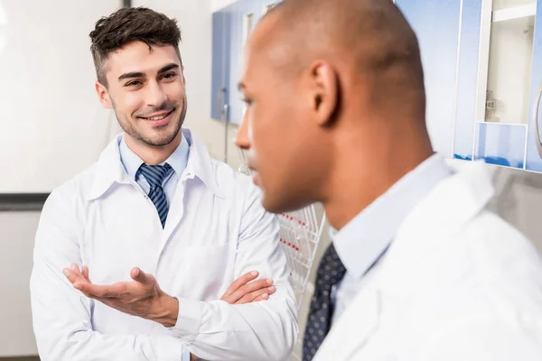 Médecins discutant du travail — Photo de stock