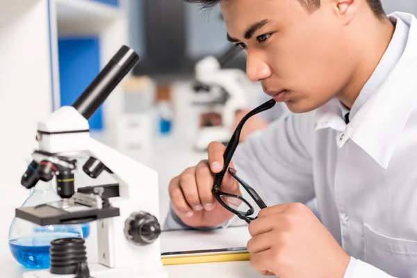 Científico trabajando en laboratorio - foto de stock