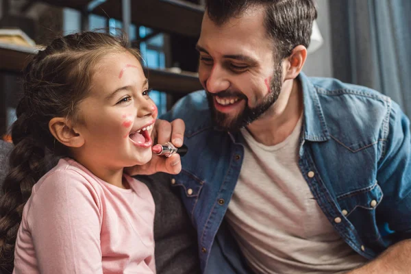 Padre pittura figlie faccia — Foto stock