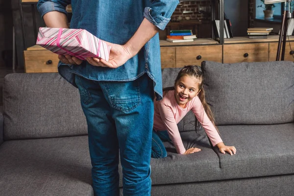 Padre presentando regalo per figlia — Foto stock