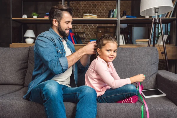 Padre facendo treccia per capelli per figlia — Foto stock