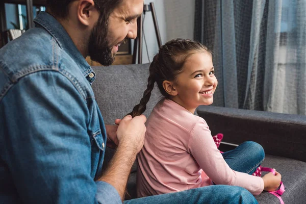 Padre facendo treccia per capelli per figlia — Stock Photo