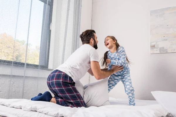 Père et fille jouant au lit — Photo de stock