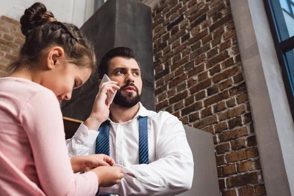 Tochter repariert Manschettenknöpfe für Vater — Stockfoto