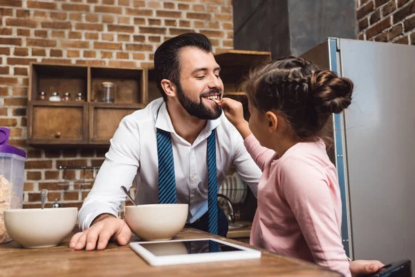 Pai e filha tomando café da manhã — Fotografia de Stock