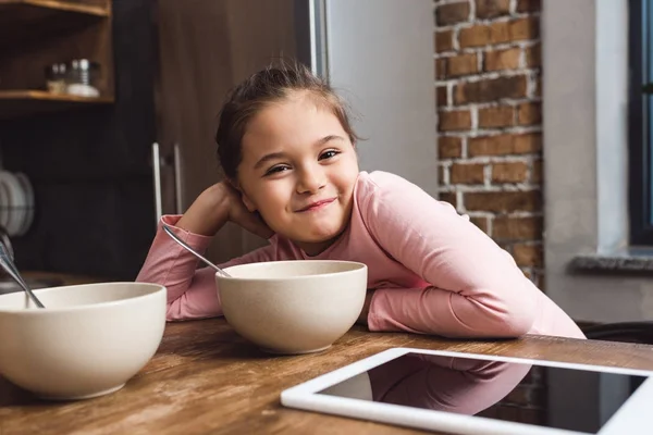 Niño con cuenco de desayuno - foto de stock