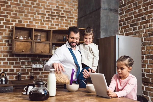 Vater und Töchter bereiten sich morgens vor — Stockfoto