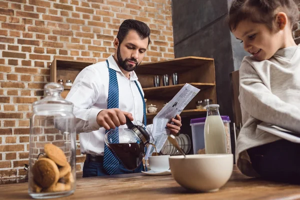 Vater und Tochter machen Morgenroutine — Stockfoto