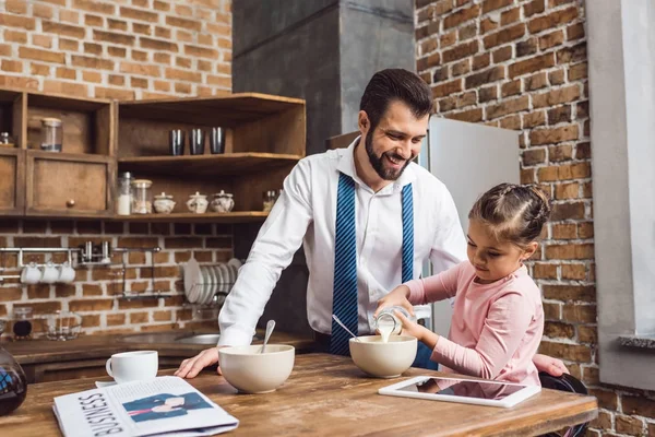 Pai e filha fazendo café da manhã — Fotografia de Stock