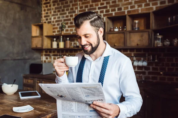 Reading newspaper — Stock Photo