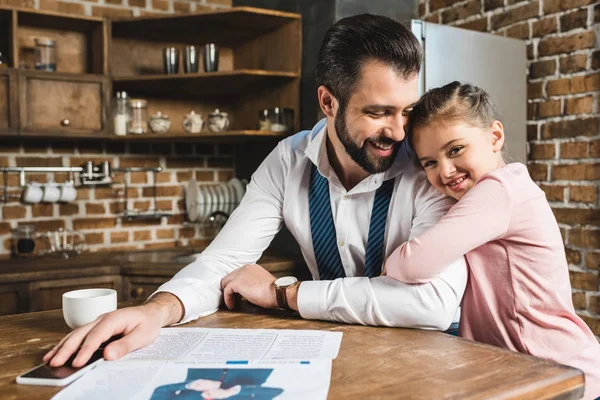 Padre e figlia abbracciati in cucina — Foto stock