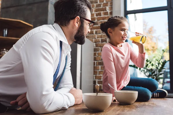 Pai e filha tomando café da manhã — Fotografia de Stock