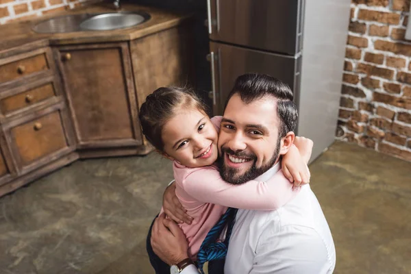 Padre e figlia abbracciati in cucina — Foto stock