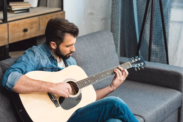 Uomo che suona la chitarra — Foto stock