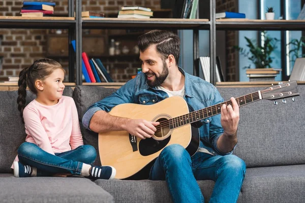 Vater spielt Gitarre für Tochter — Stockfoto