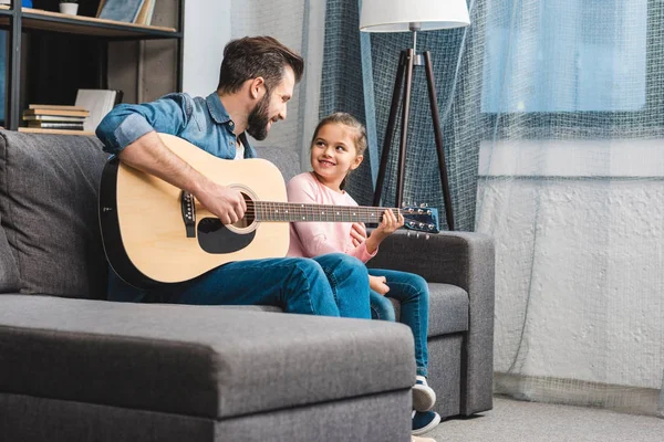 Padre aprendizaje hija a tocar la guitarra - foto de stock