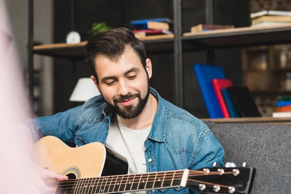 Tocar guitarra — Fotografia de Stock