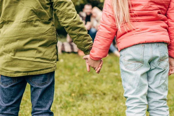 Kinder halten Händchen — Stockfoto