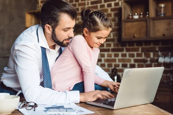 Père et fille utilisant un ordinateur portable — Photo de stock