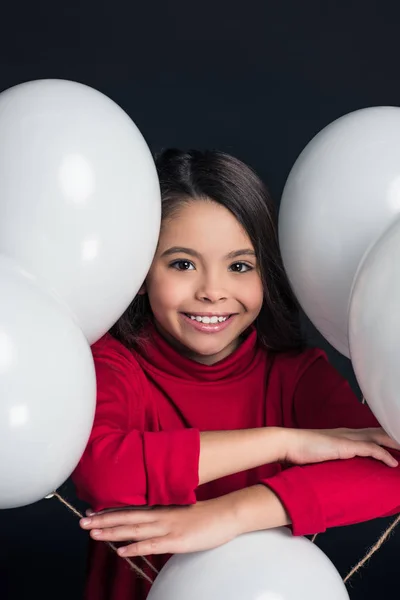 Kind posiert zwischen Luftballons — Stockfoto