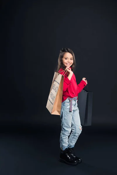 Niño sosteniendo bolsa de compras - foto de stock