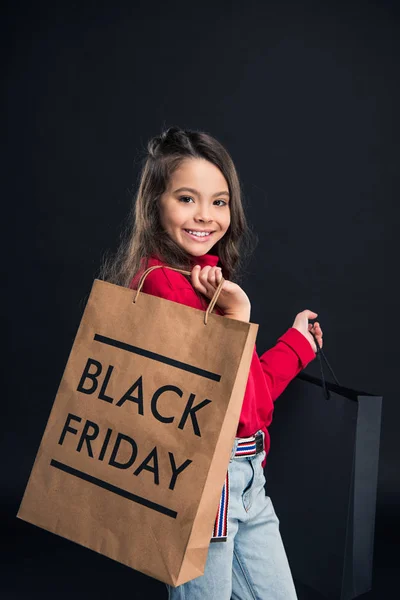 Niño sosteniendo bolsa de compras - foto de stock