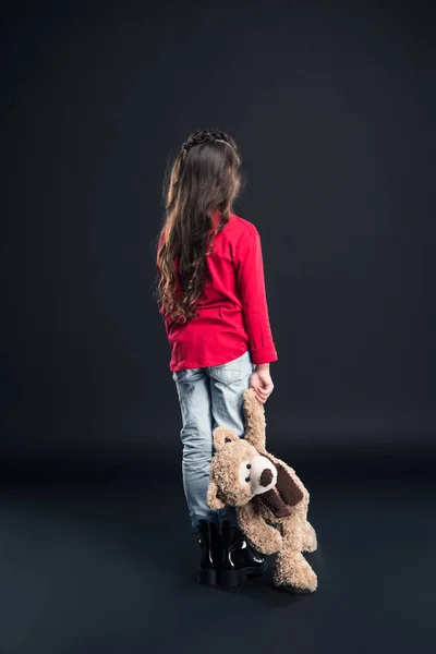 Ребенок держит плюшевого мишку — стоковое фото