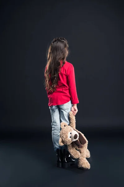 Niño sosteniendo oso de peluche - foto de stock