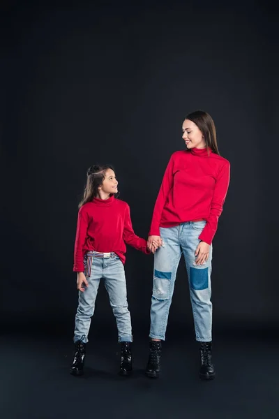 Madre e hija cogidas de la mano - foto de stock