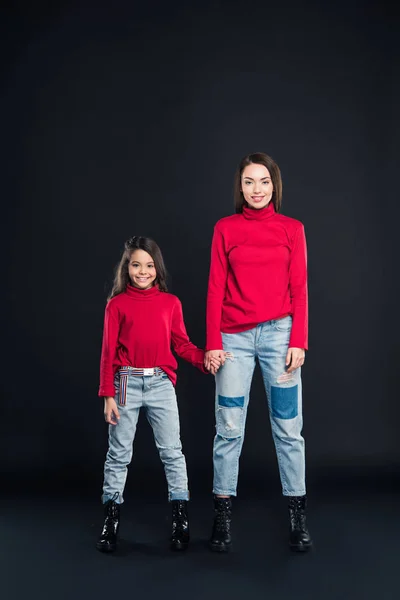 Madre e hija cogidas de la mano - foto de stock