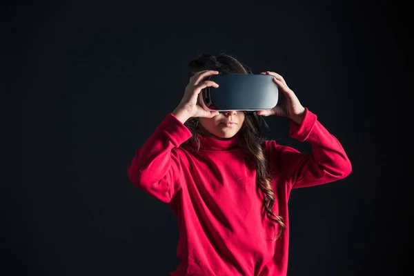 Малюк одягає гарнітуру VR — стокове фото