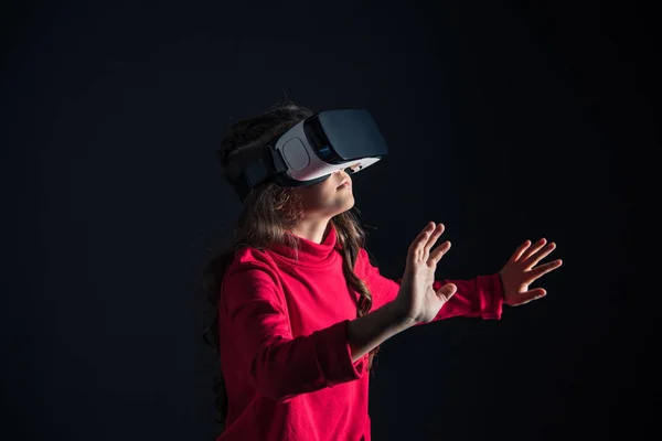 Дитина з гарнітурою VR торкається чогось — стокове фото