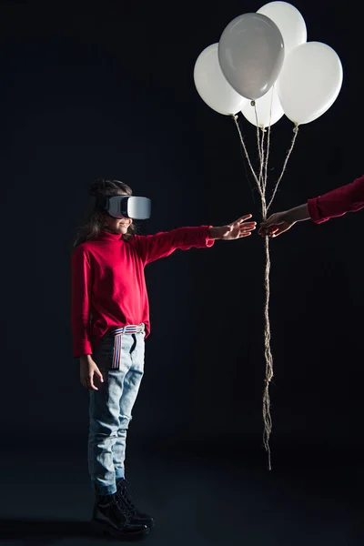 Mutter schenkt Tochter Bündel Luftballons — Stockfoto