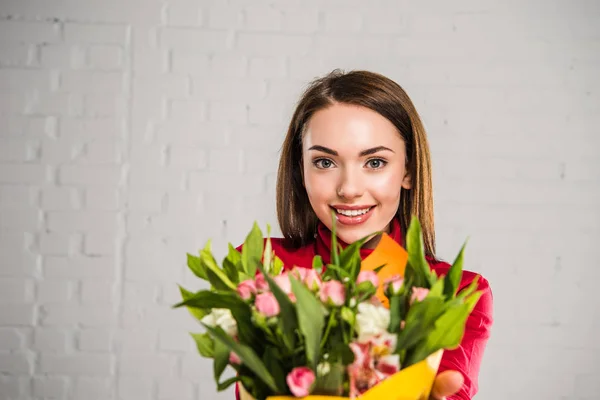 Femme avec bouquet de fleurs — Photo de stock